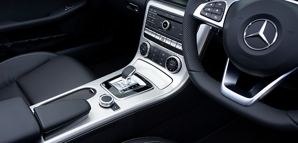 L'intérieur d'une Mercedes avec un volant et un tableau de bord