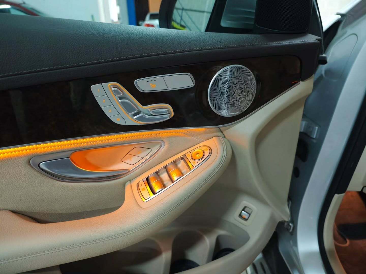 El panel interior de la puerta de un Mercedes-Benz con controles para ajustar los asientos.