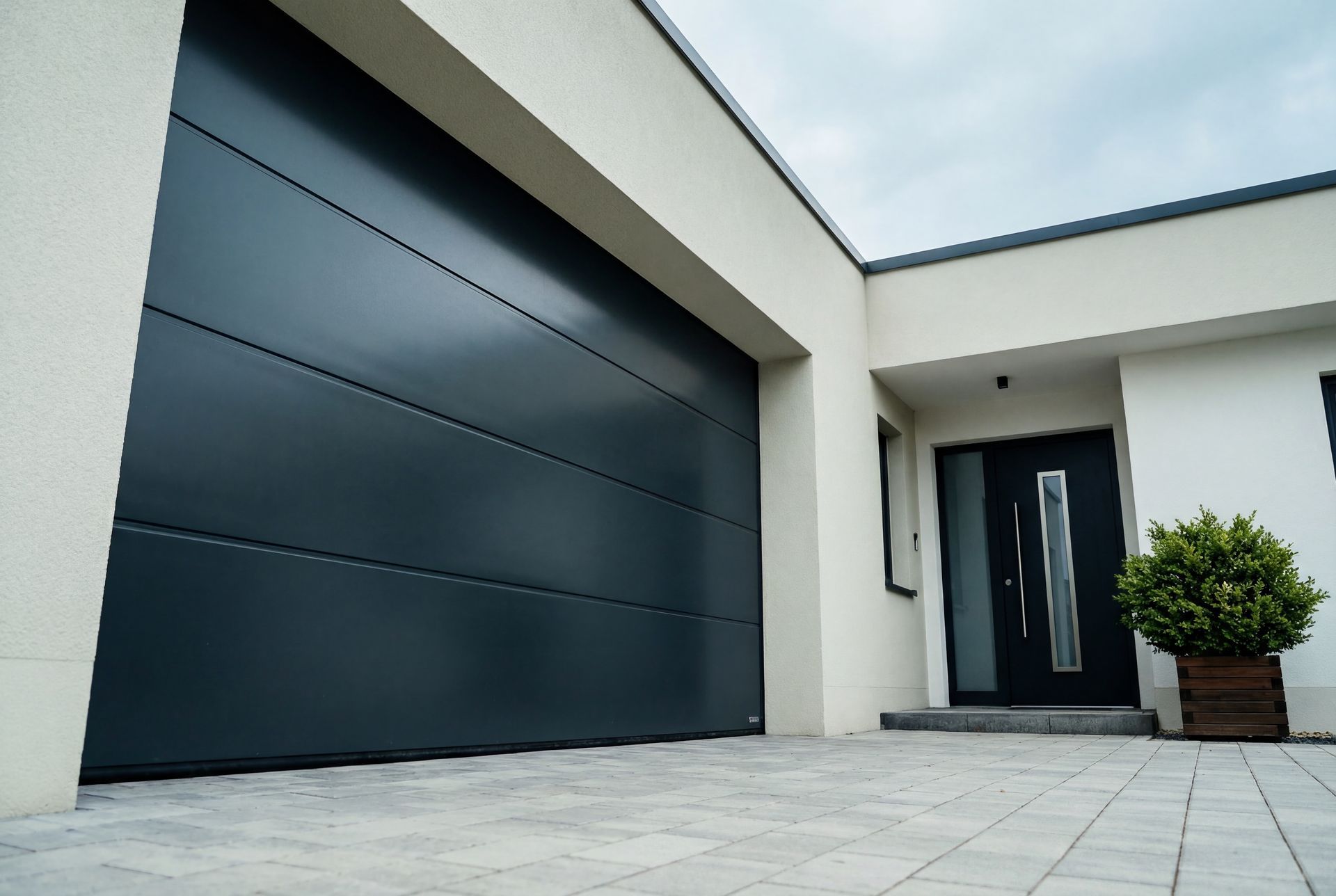 Entrée d'une maison moderne avec une grande porte de garage.