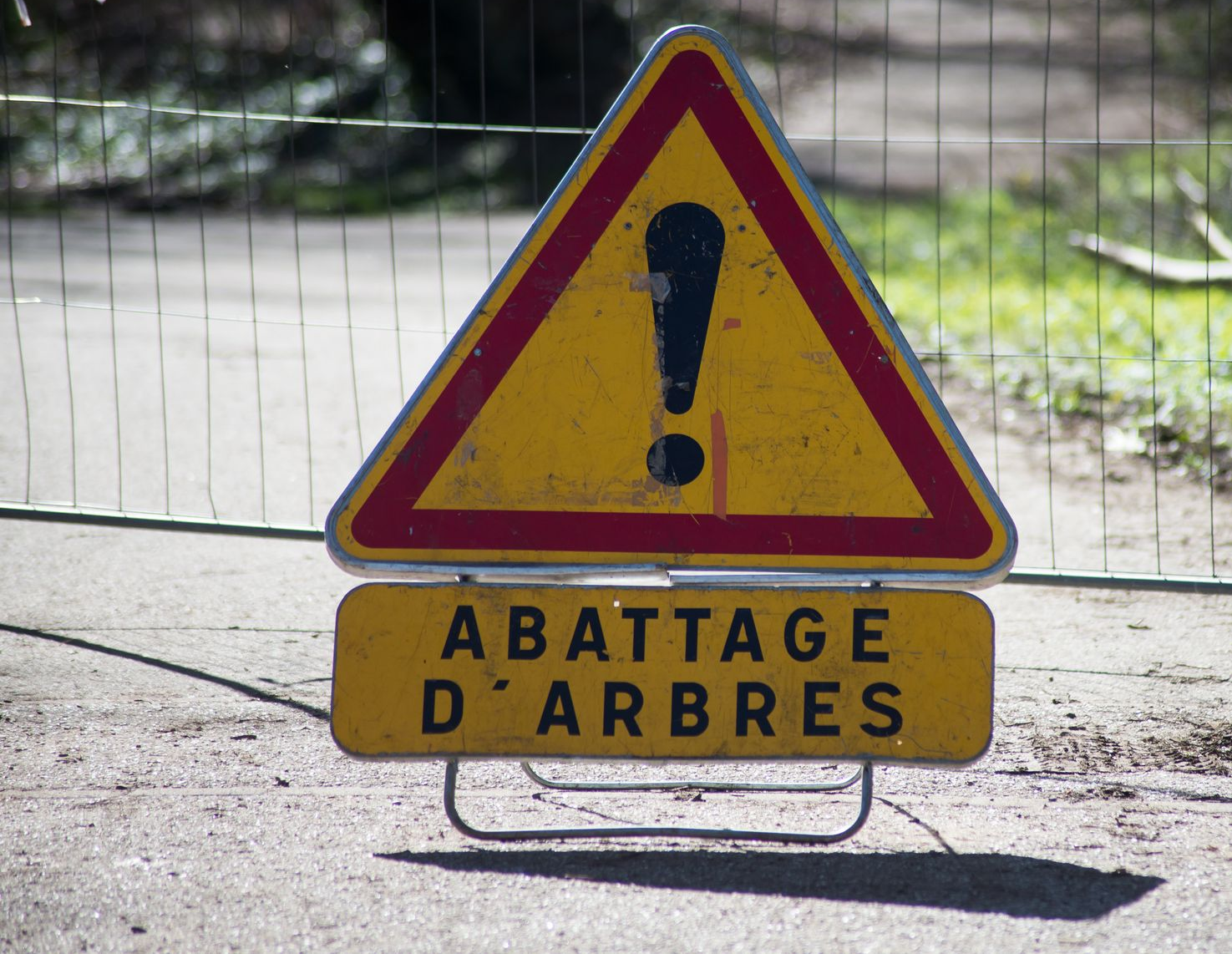 Panneau de signalisation indiquant l'abattage d'arbres.