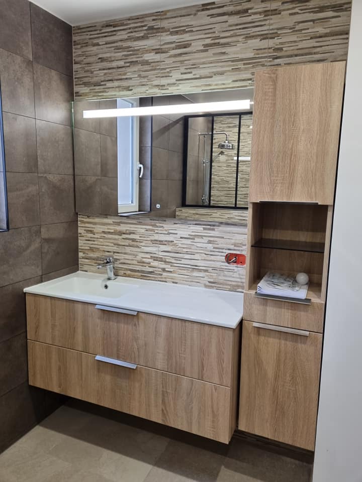 Salle de bains moderne couleur beige