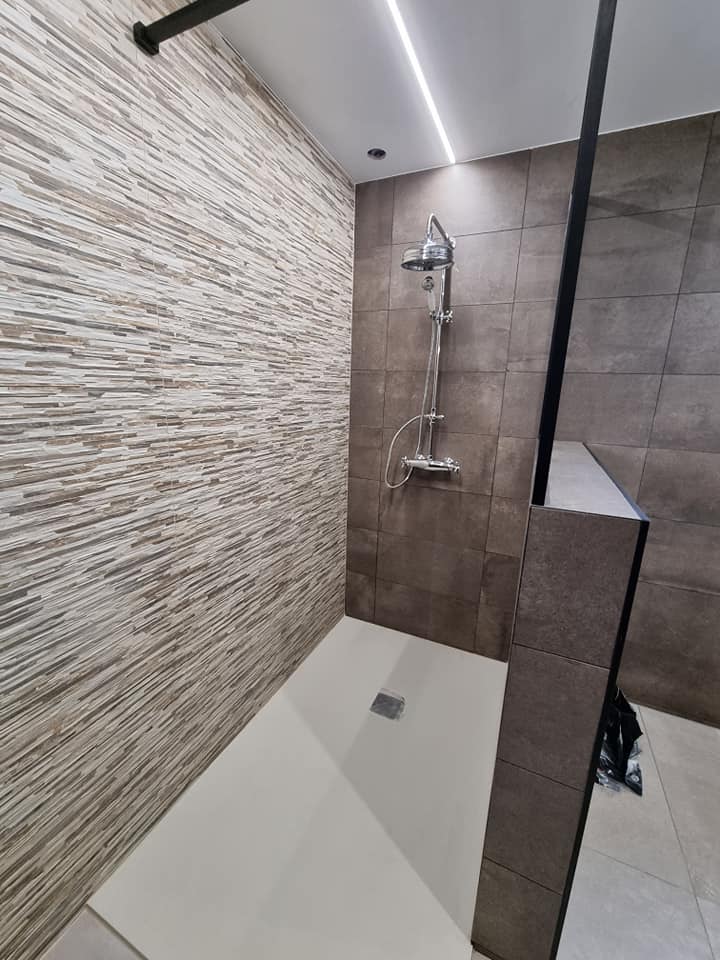 Salle de bains moderne avec de l'immitation pierre sur un mur