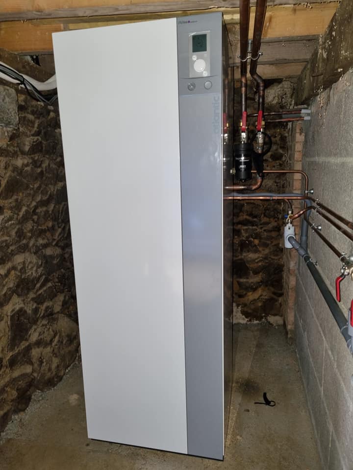 Ballon d'eau chaude dans un sous-sol