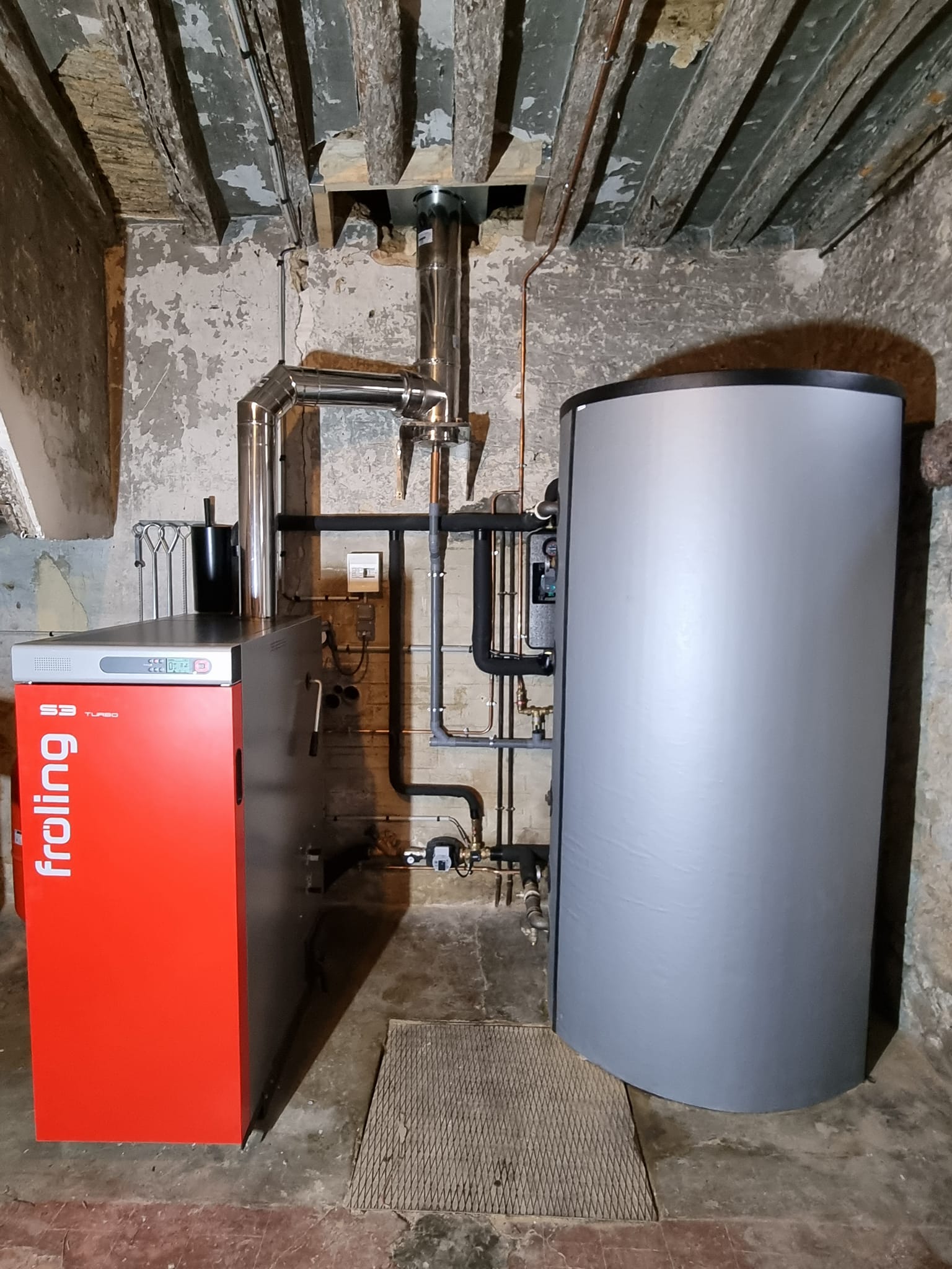 Chaudière et chauffe-eau dans un sous-sol