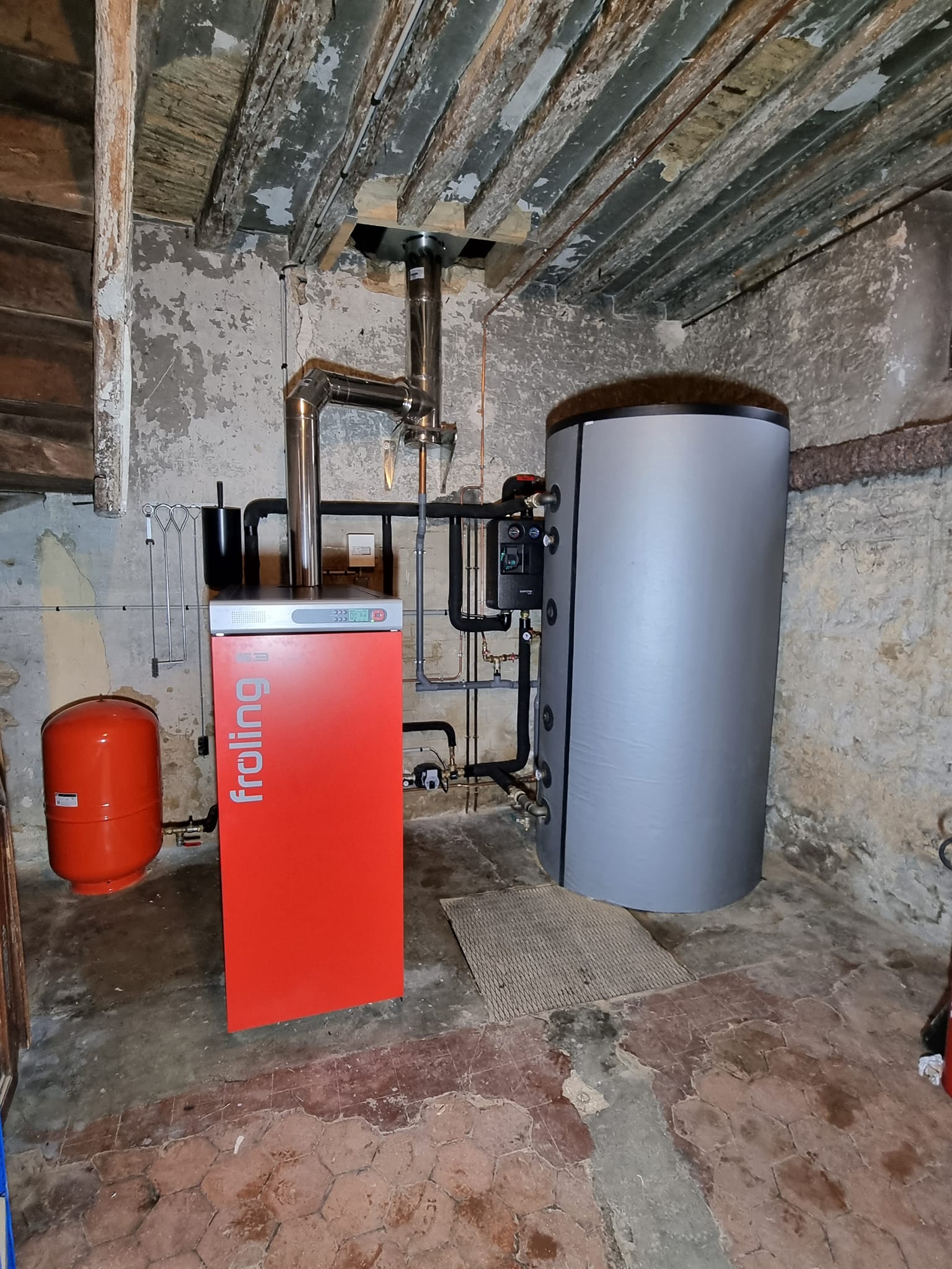 Chaudière à côté d'un ballon d'eau chaude