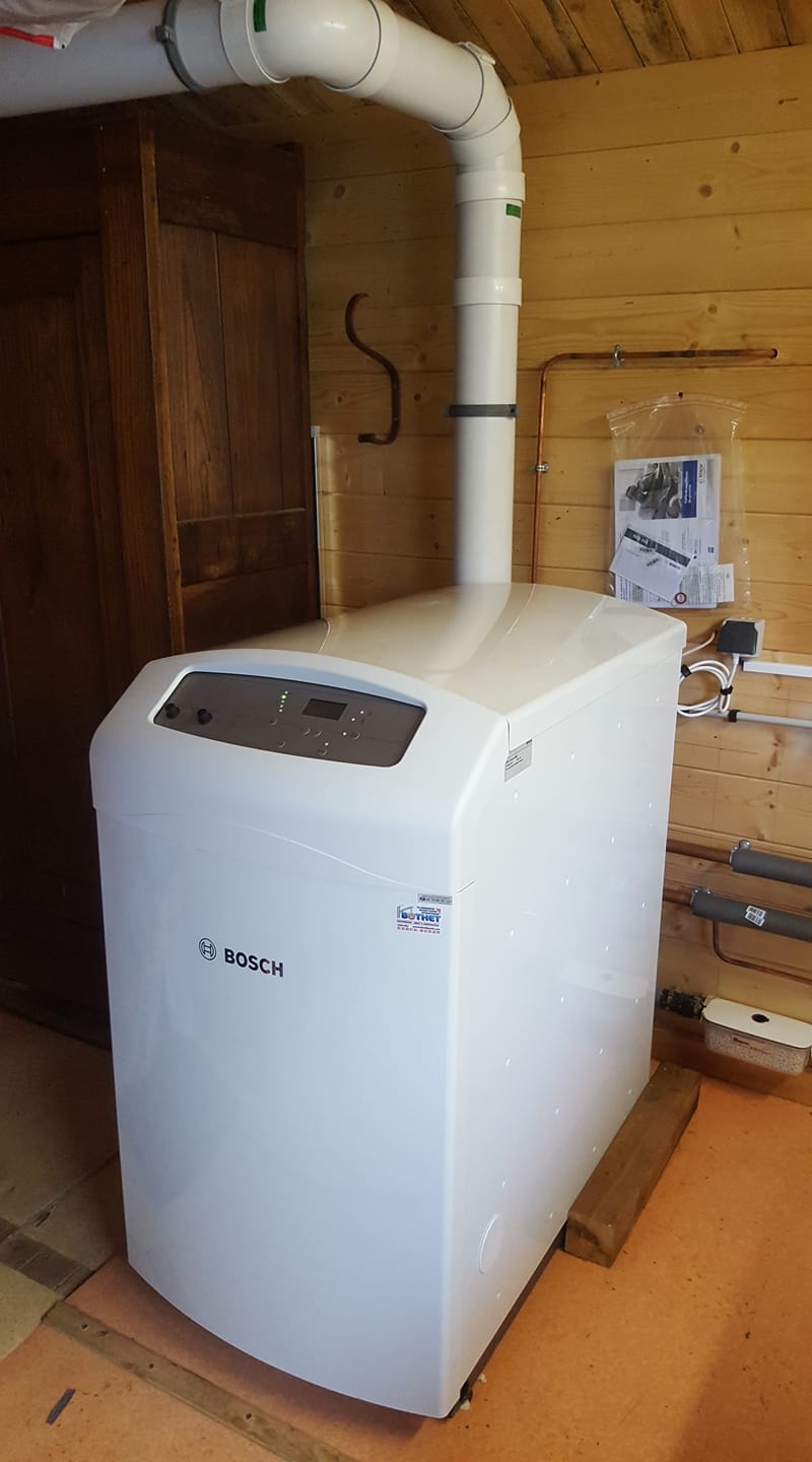 Chaudière neuve blanche installée dans une pièce de vie