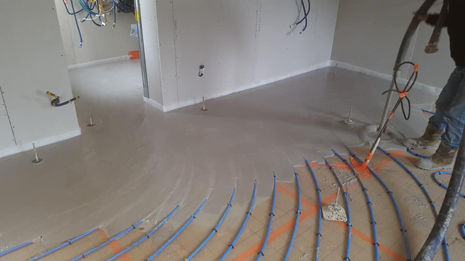 Installation du système de sol chauffant pendant le recouvrement