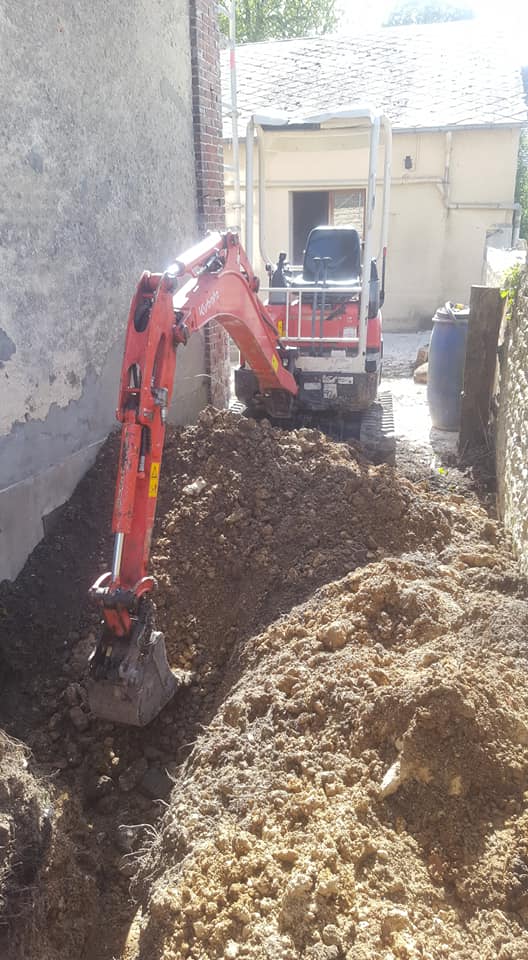 Engin de chantier pour creuser le sol et arriver aux canalisations