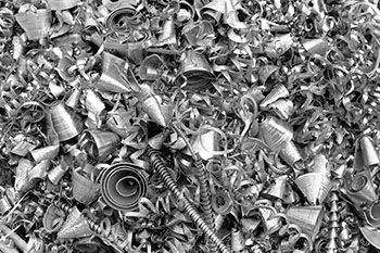 Una pila de virutas de metal en una fotografía en blanco y negro.