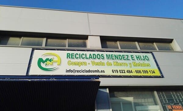 Un edificio con un cartel que dice Reciclados Méndez e Hijo