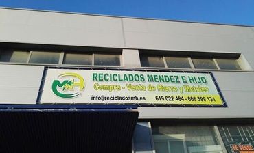 Un edificio con un cartel que dice Reciclados Méndez e Hijo