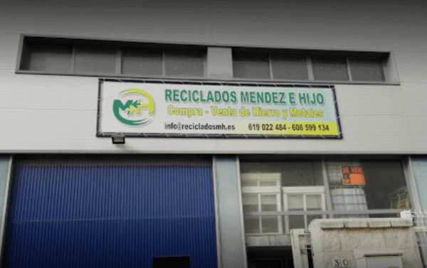 Un edificio con un cartel que dice Reciclados Méndez e Hijo