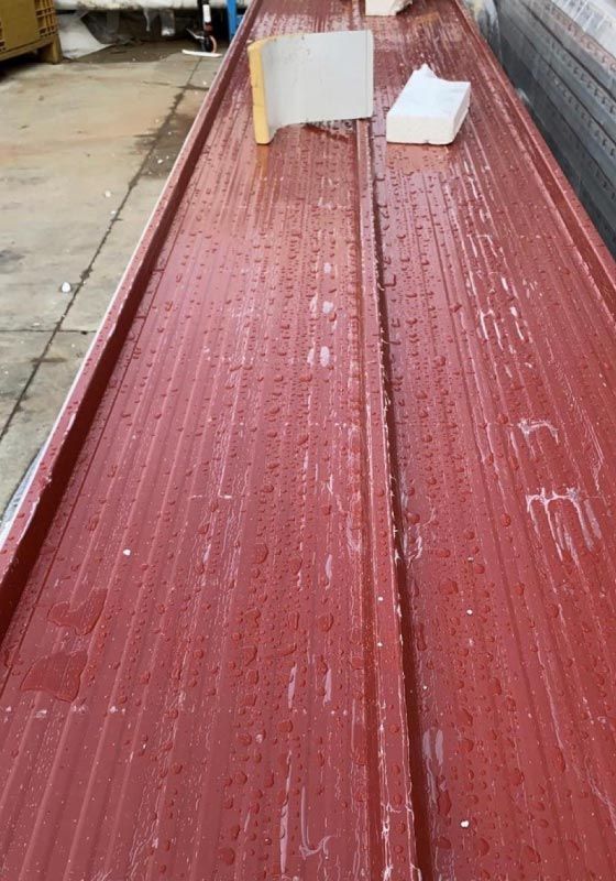 Un techo rojo con un trozo de papel blanco encima.