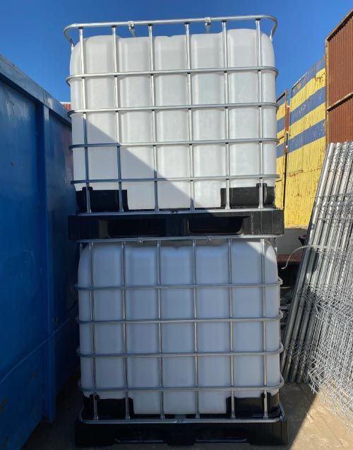 Dos tanques de plástico blanco están apilados uno sobre otro.