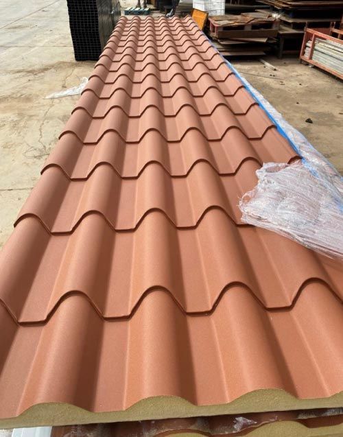 Un techo de tejas rojas está sobre el suelo.