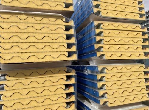 Una pila de paneles amarillos y azules colocados uno encima del otro.