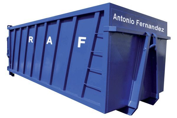 Un contenedor azul con el nombre Antonio Fernández.