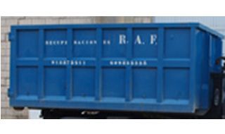 Un contenedor de basura azul con la palabra RAF escrita en él.