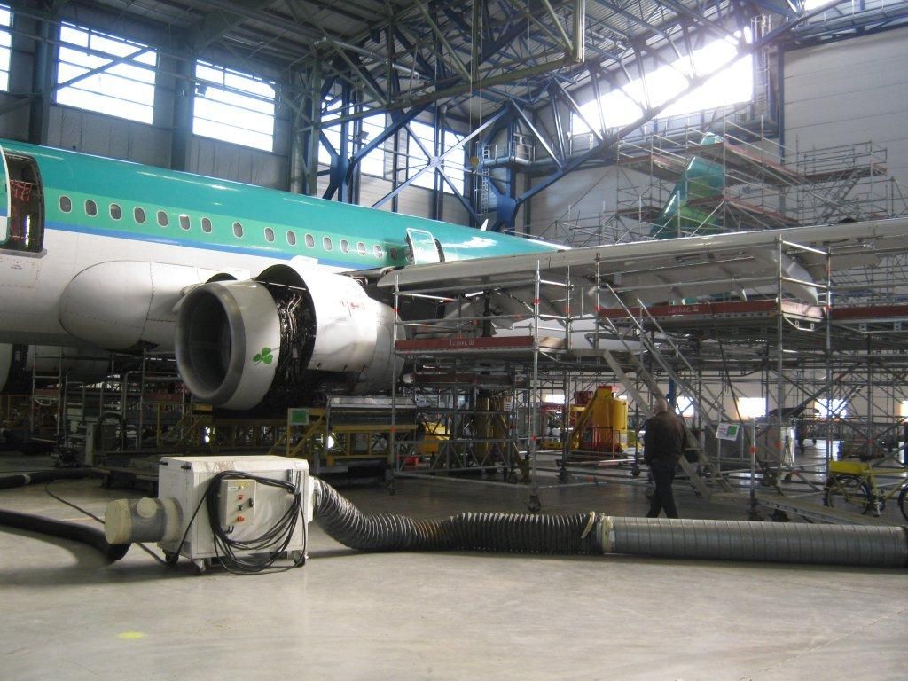 Avion en maintenance dans un hangar