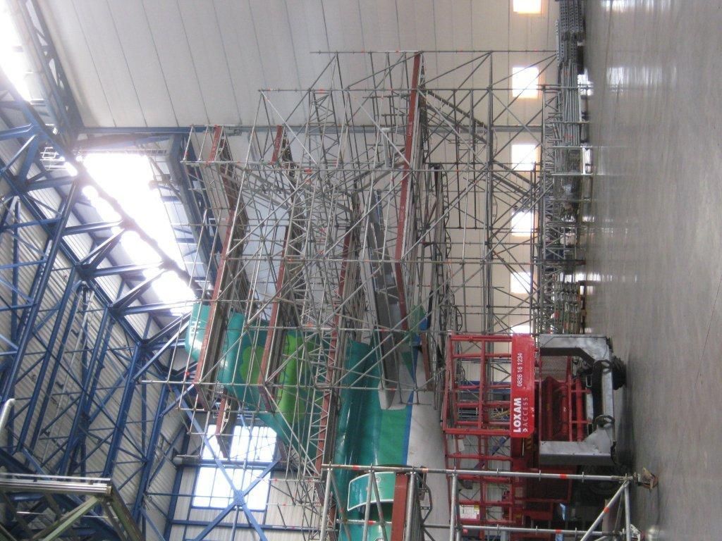 Échafaudage dans un grand espace intérieur