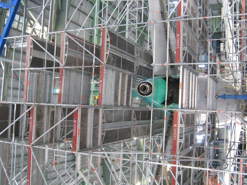 Un grand ventilateur industriel entouré d'échafaudages pour la maintenance