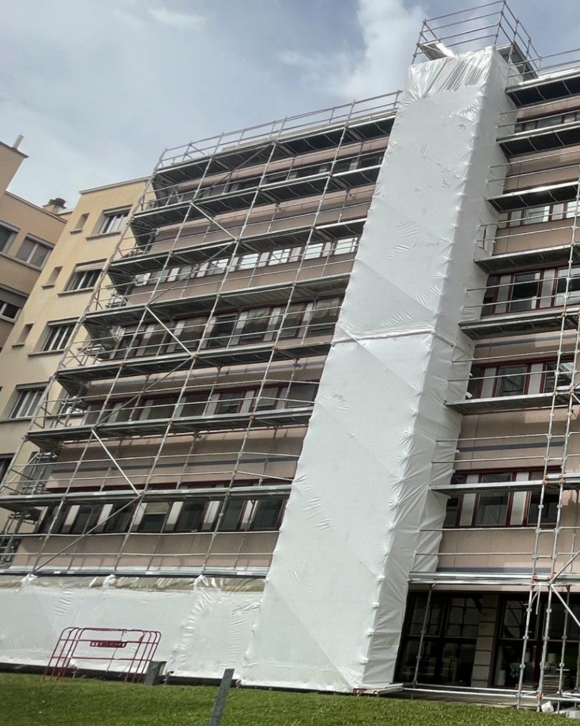 Échafaudage avec bâche thermique bleue