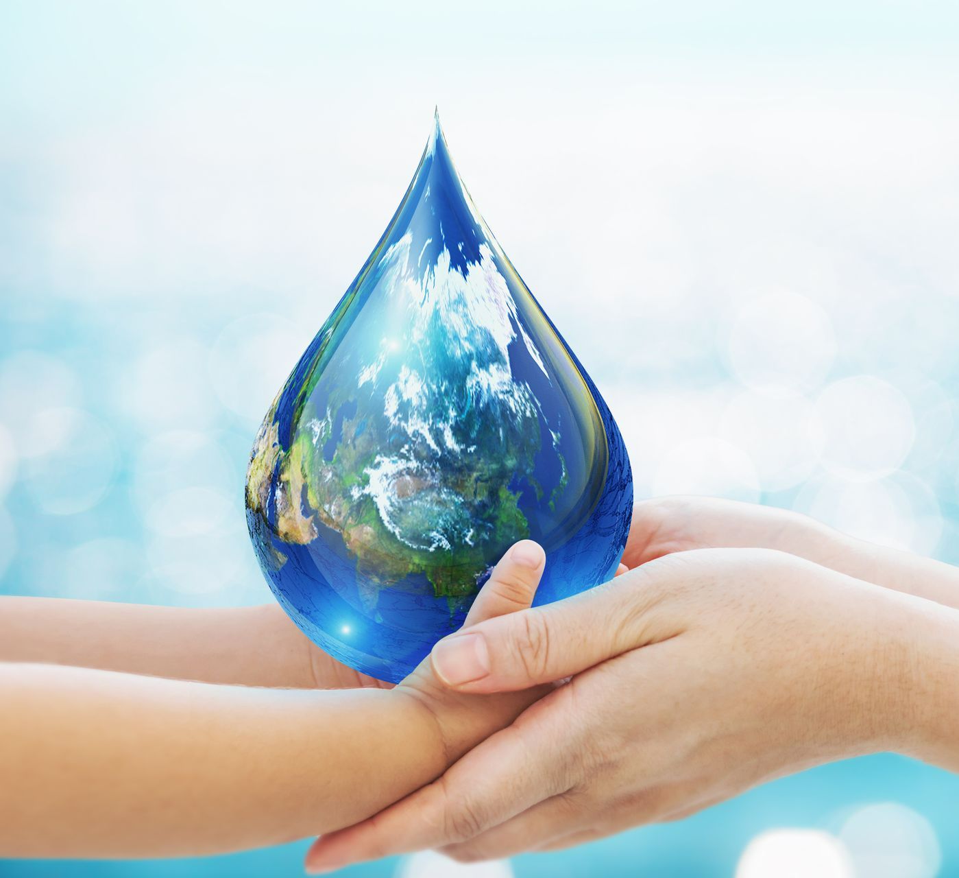 Goutte d'eau et mains