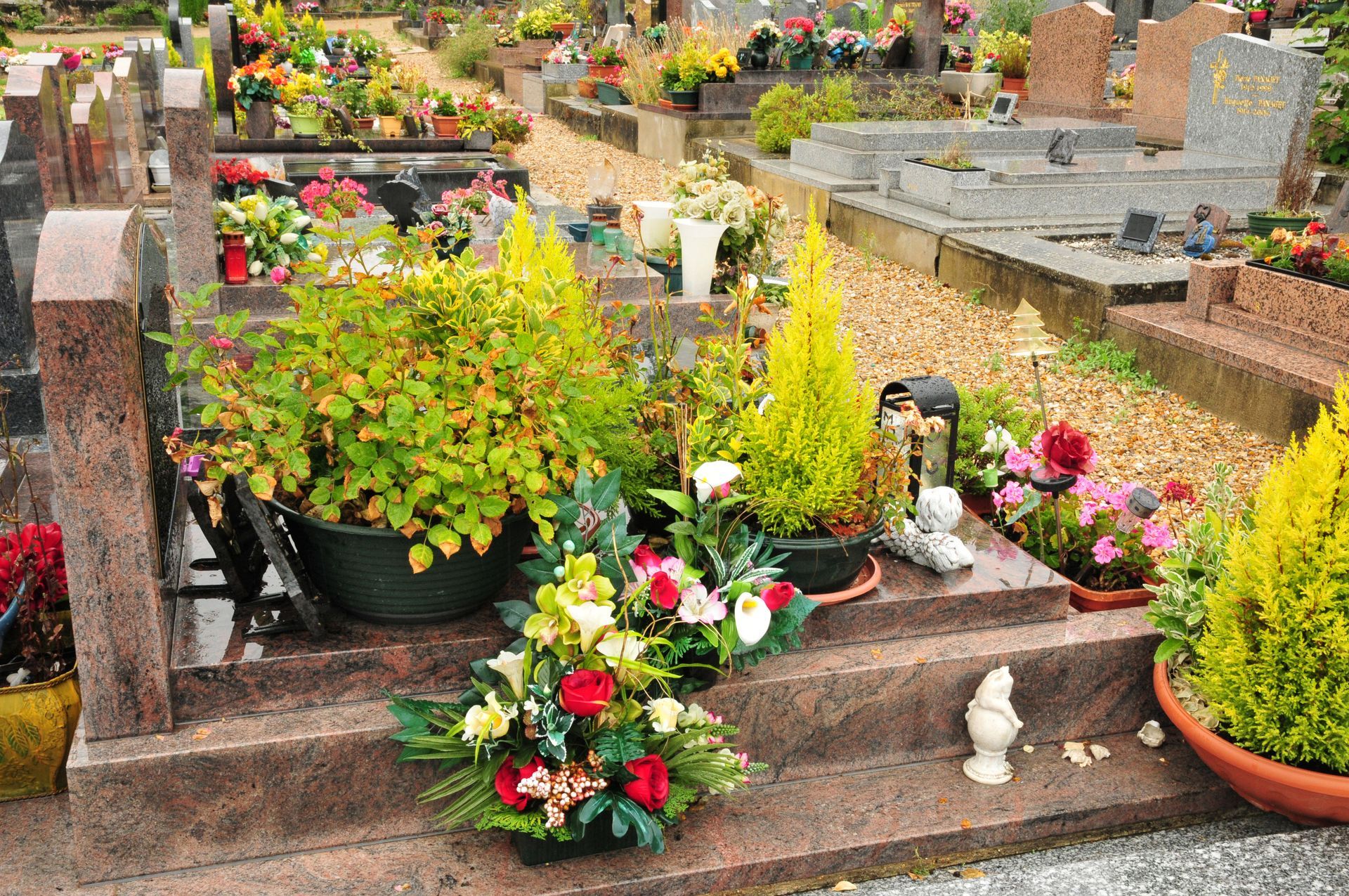Tombe recouverte de fleurs