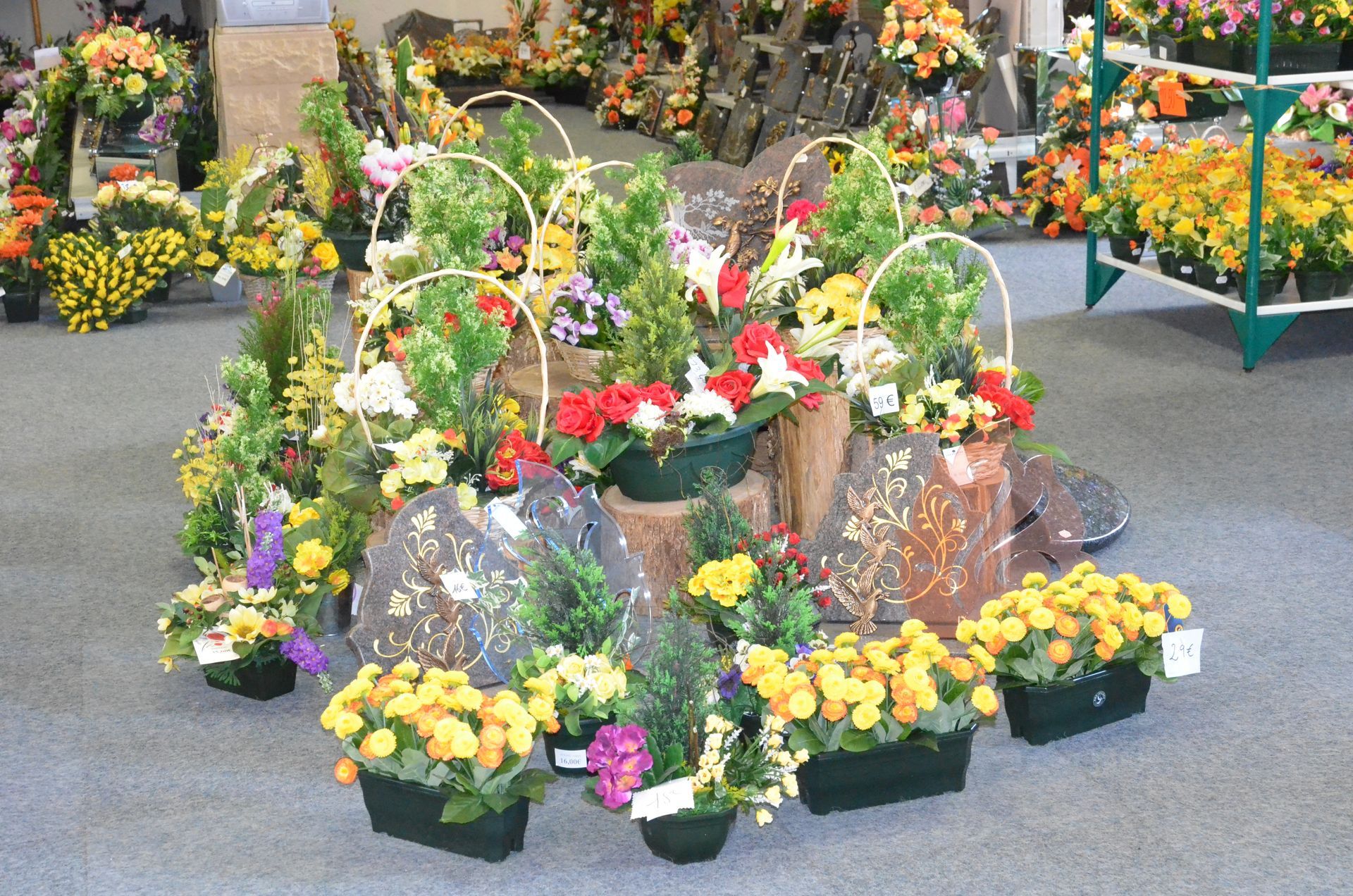 Fleurs et plaques funéraires exposées dans un magasin
