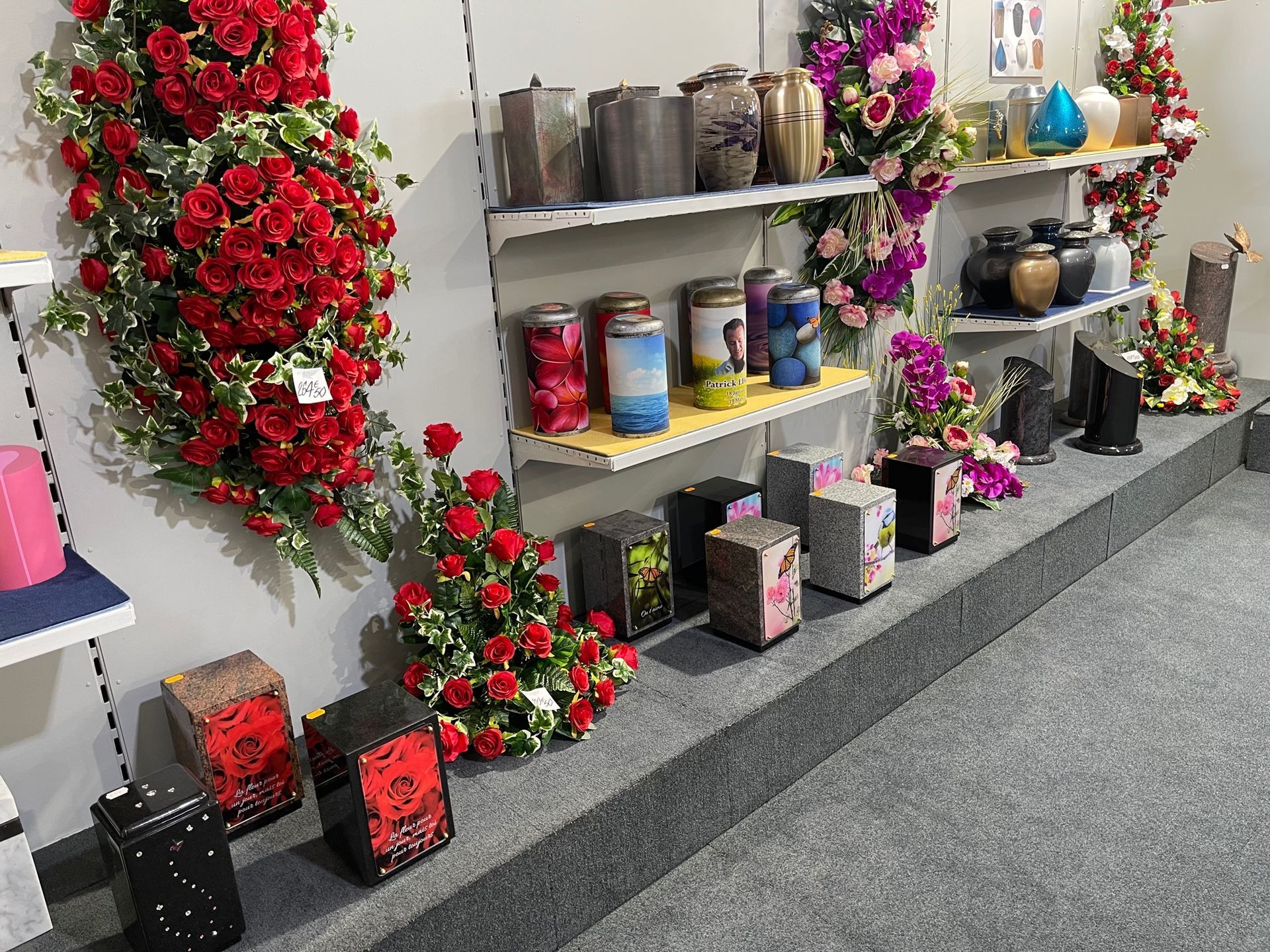 Gerbe de fleurs posées sur un cercueil