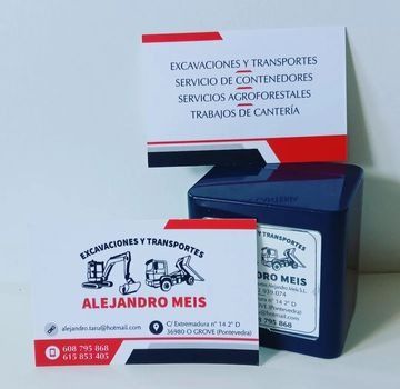Tarjetas de visita y una caja azul para los servicios de excavación y transporte de Alejandro Meis, diseño blanco y rojo.