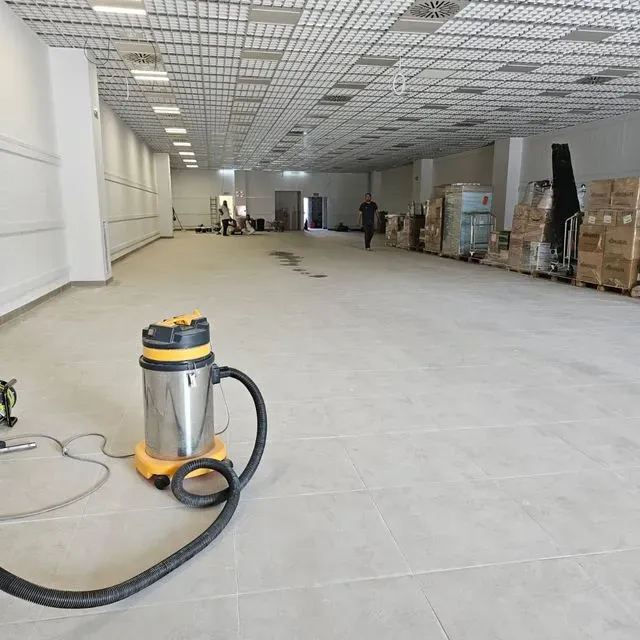 Una aspiradora está en medio de una habitación grande.