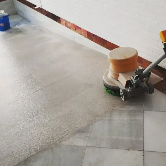 Se está utilizando una máquina para limpiar un suelo de baldosas.