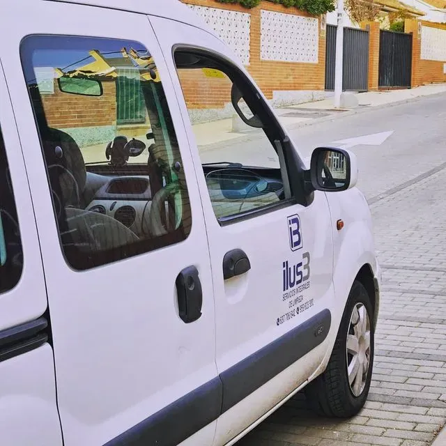 Una furgoneta blanca con la letra b en el lateral