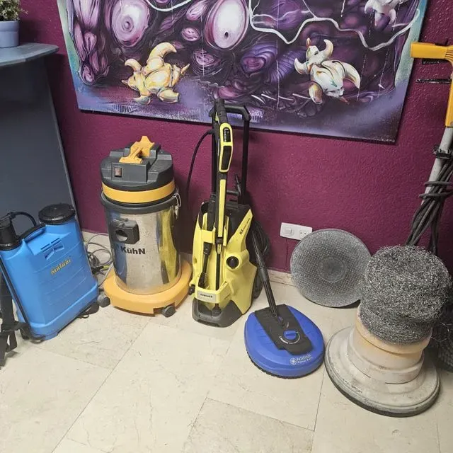 Una aspiradora con la palabra karcher.