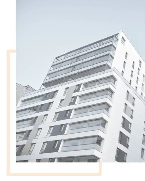 Un gran edificio blanco con muchas ventanas y balcones.
