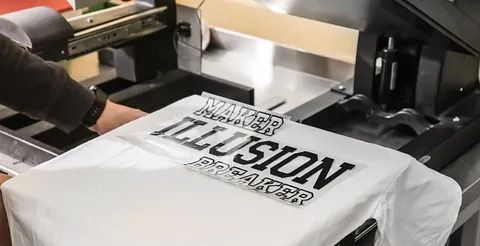 Una persona está imprimiendo una camiseta en una máquina.