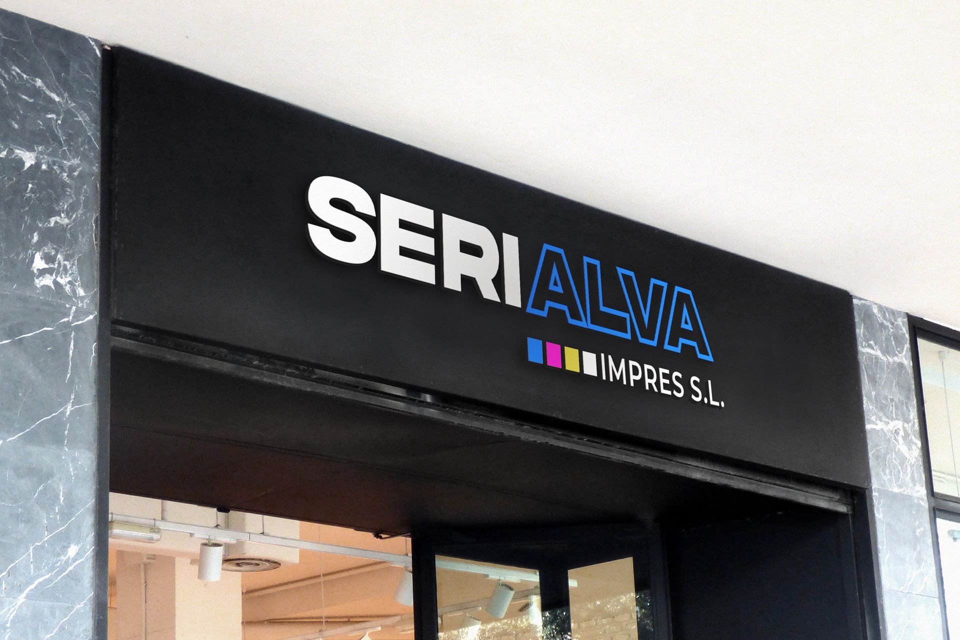 Un gran cartel blanco cuelga del costado de un edificio en una ciudad.