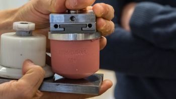 Una persona sostiene una máquina en sus manos.