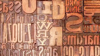 Una pared con muchas letras y números.