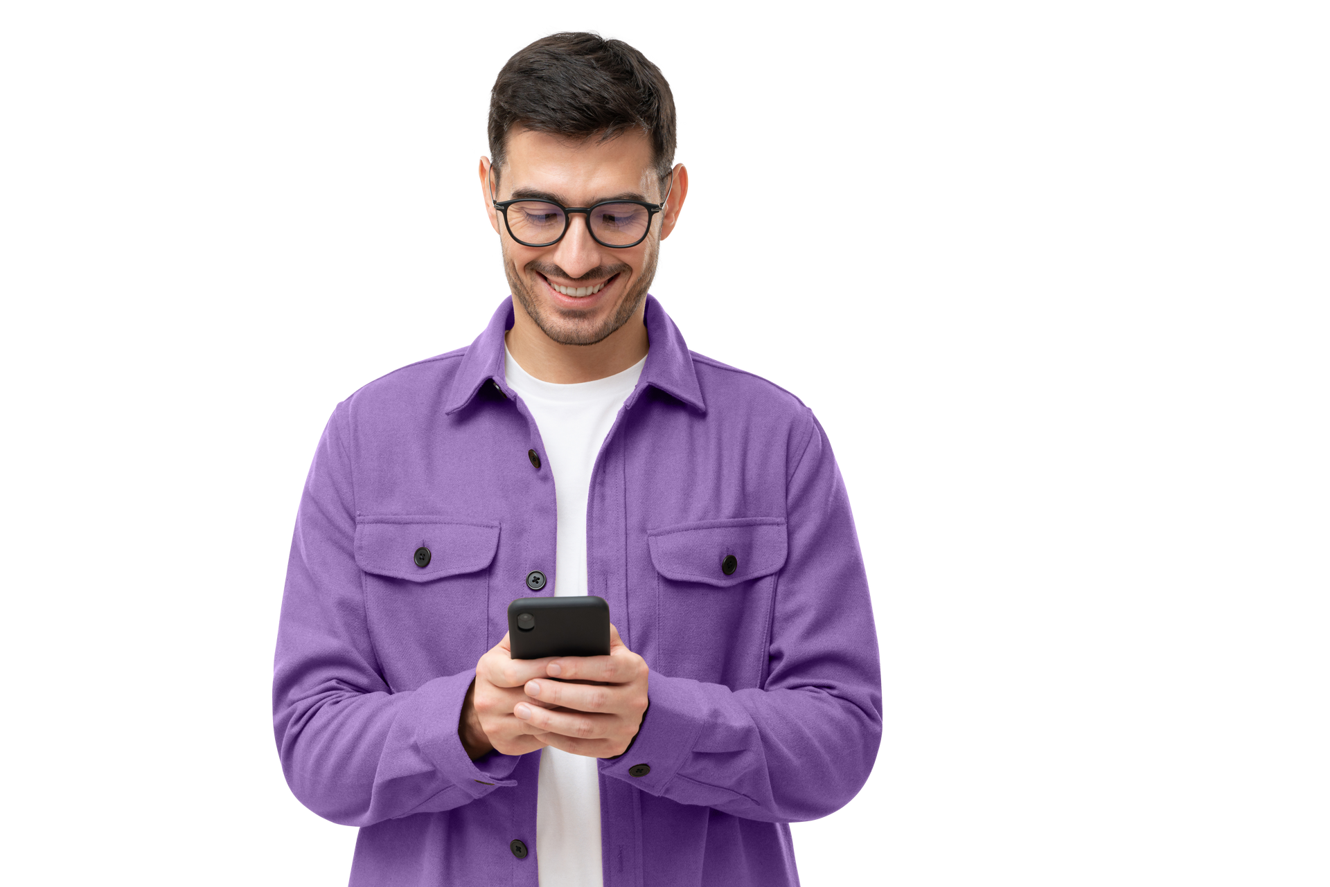 Homme en chemise violette, lunettes, souriant tout en regardant le téléphone.