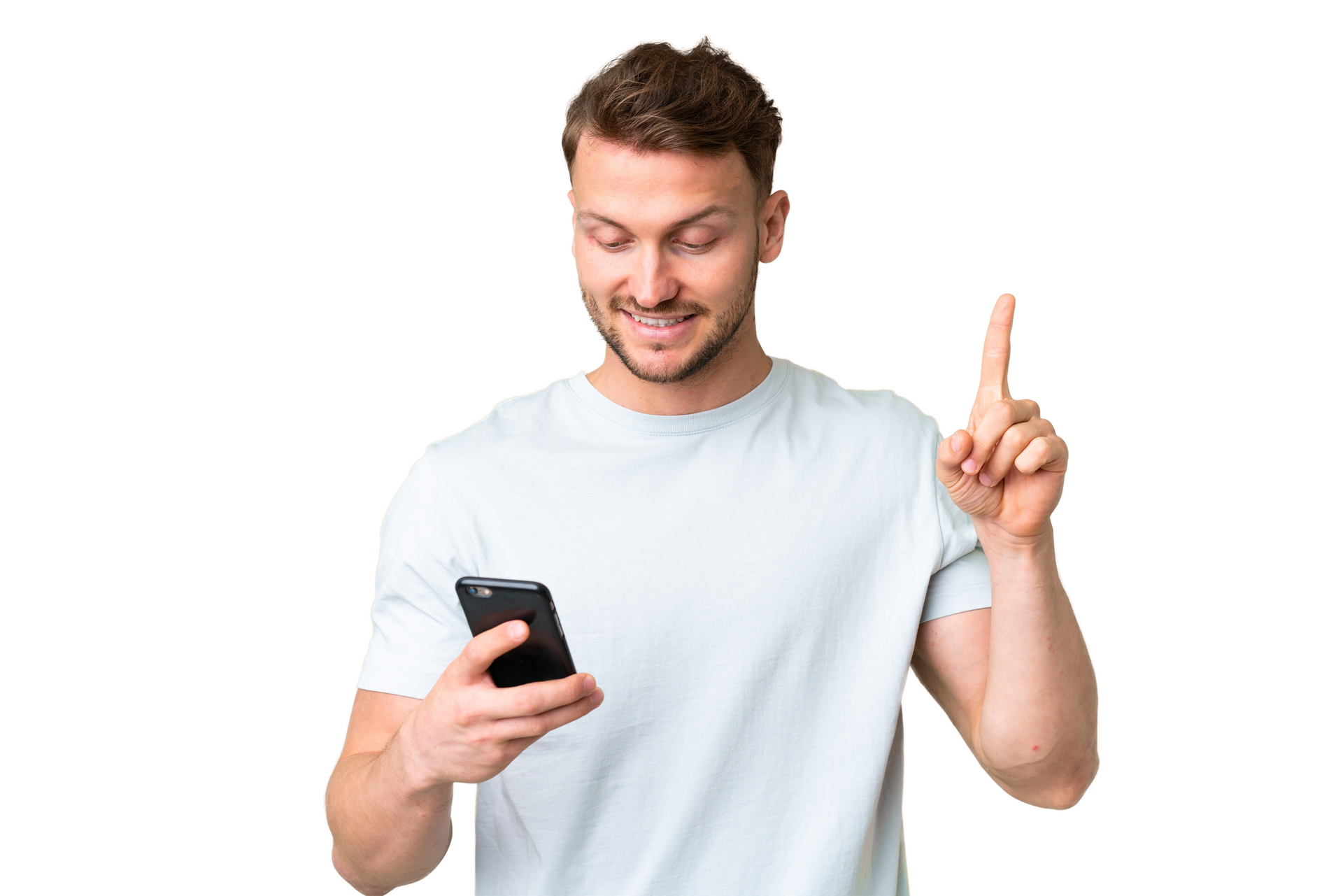 Un homme tenant un téléphone, pointant vers le haut avec un sourire, portant un t-shirt bleu clair.