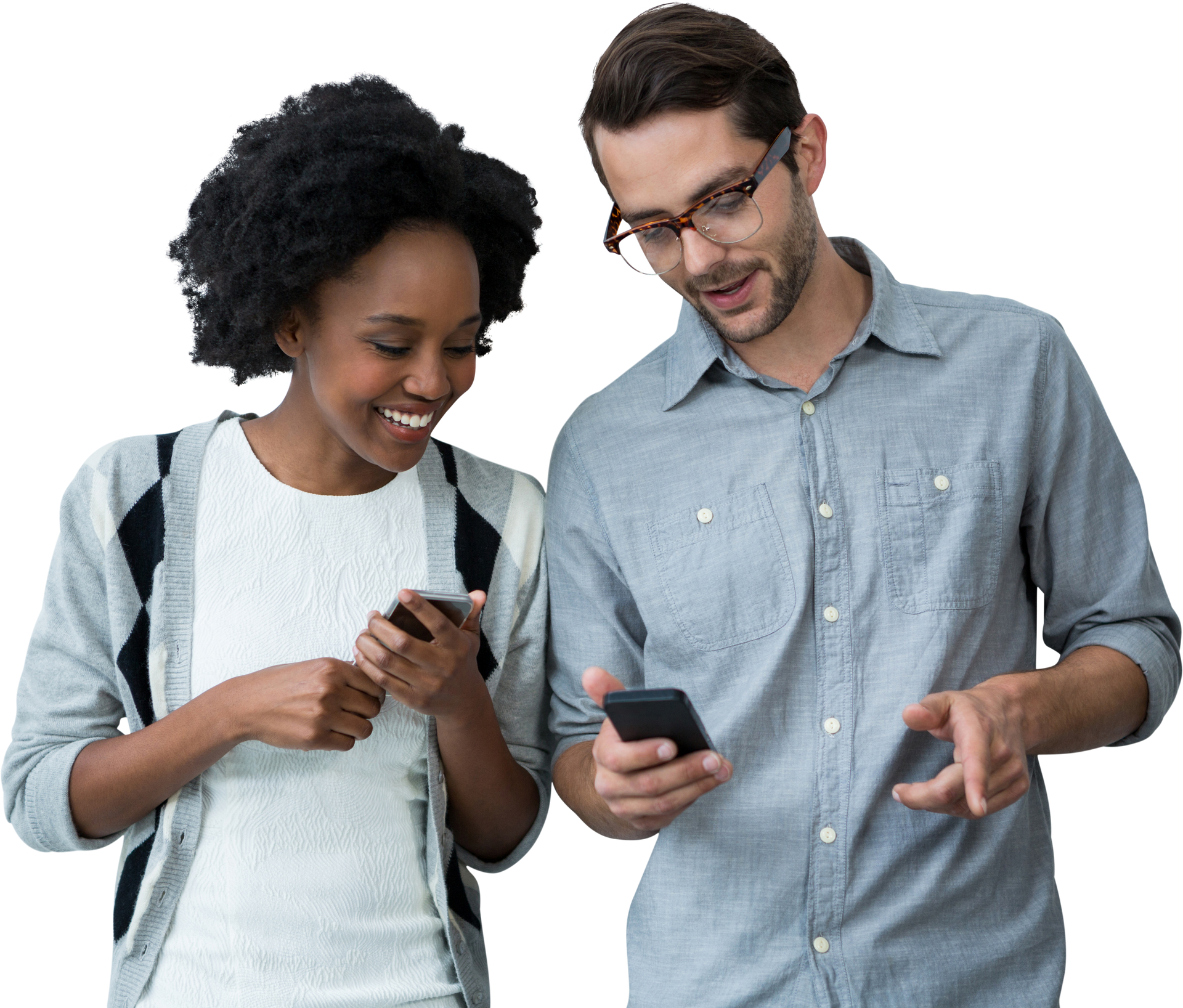 Une femme et un homme souriants, regardant leurs smartphones. La femme en cardigan, l'homme avec des lunettes, tous deux à l'intérieur.