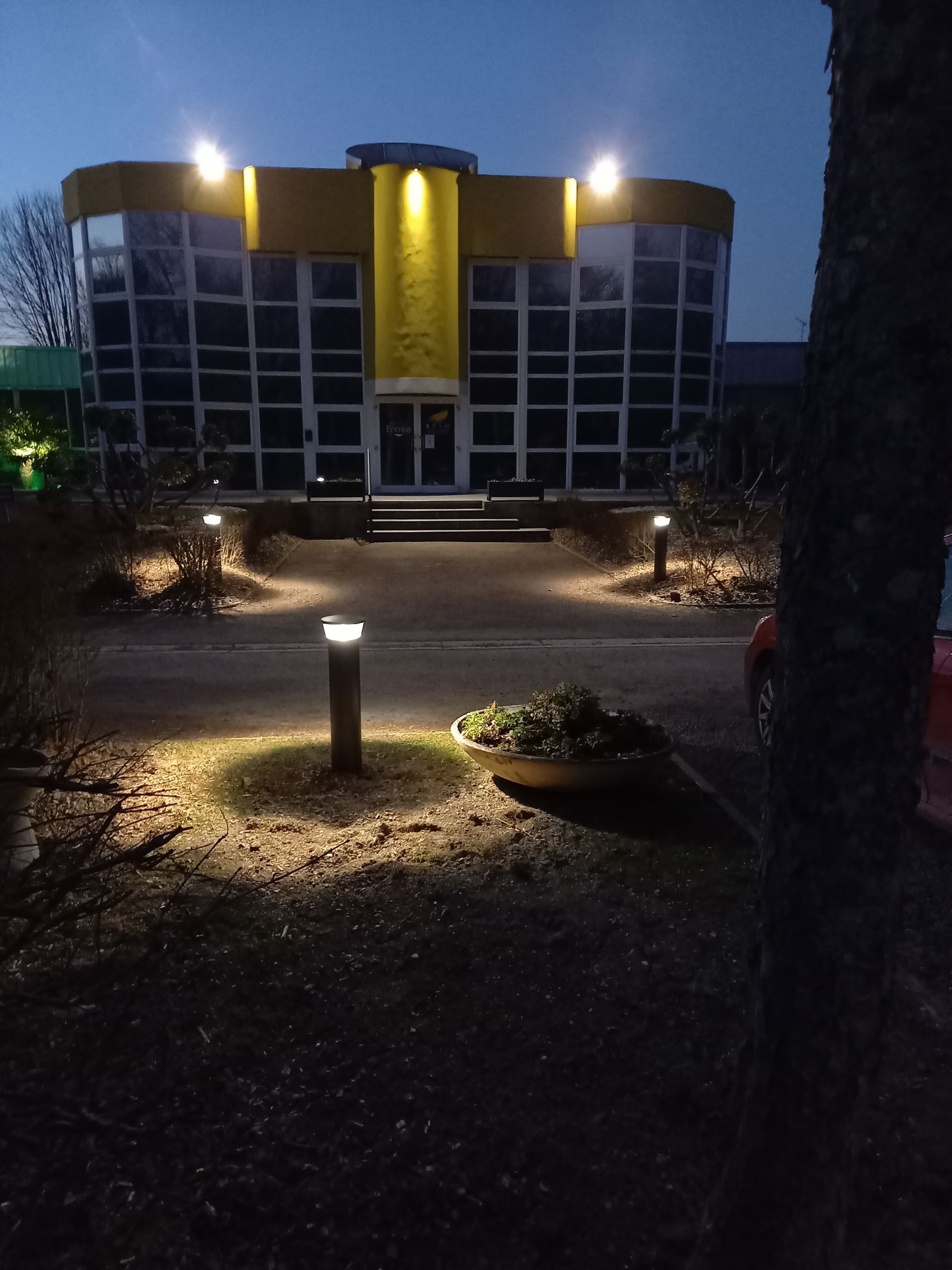 Un bâtiment illuminé à l'extérieur