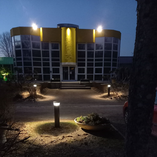 Un éclairage devant un bâtiment extérieur