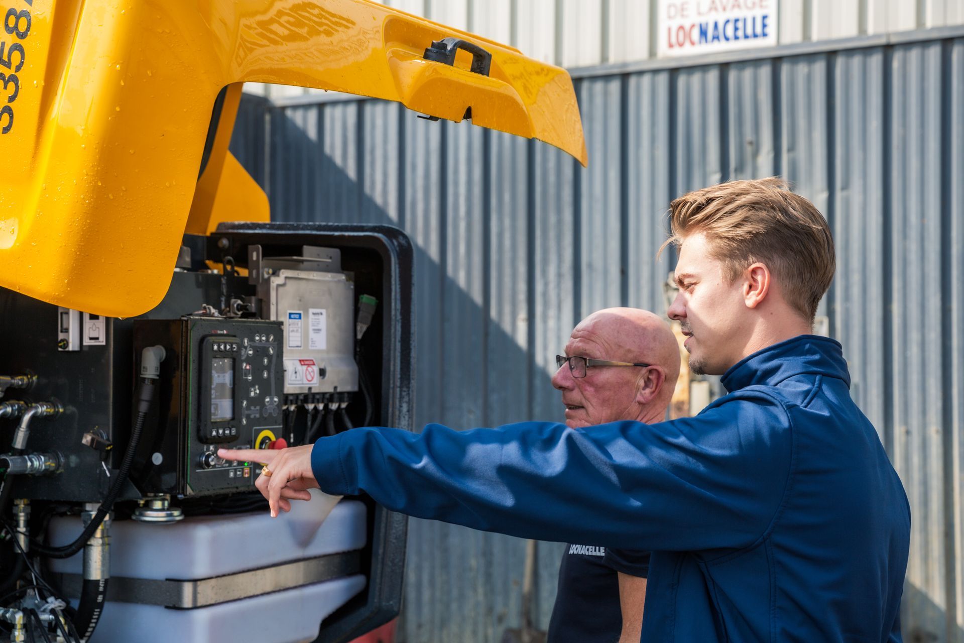 Professionnels réglants une nacelle jaune