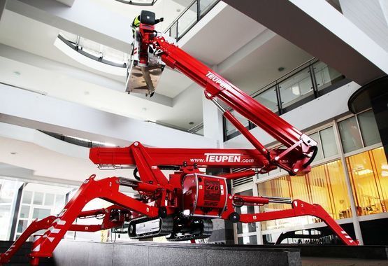 Nacelle araignée rouge sur un chantier