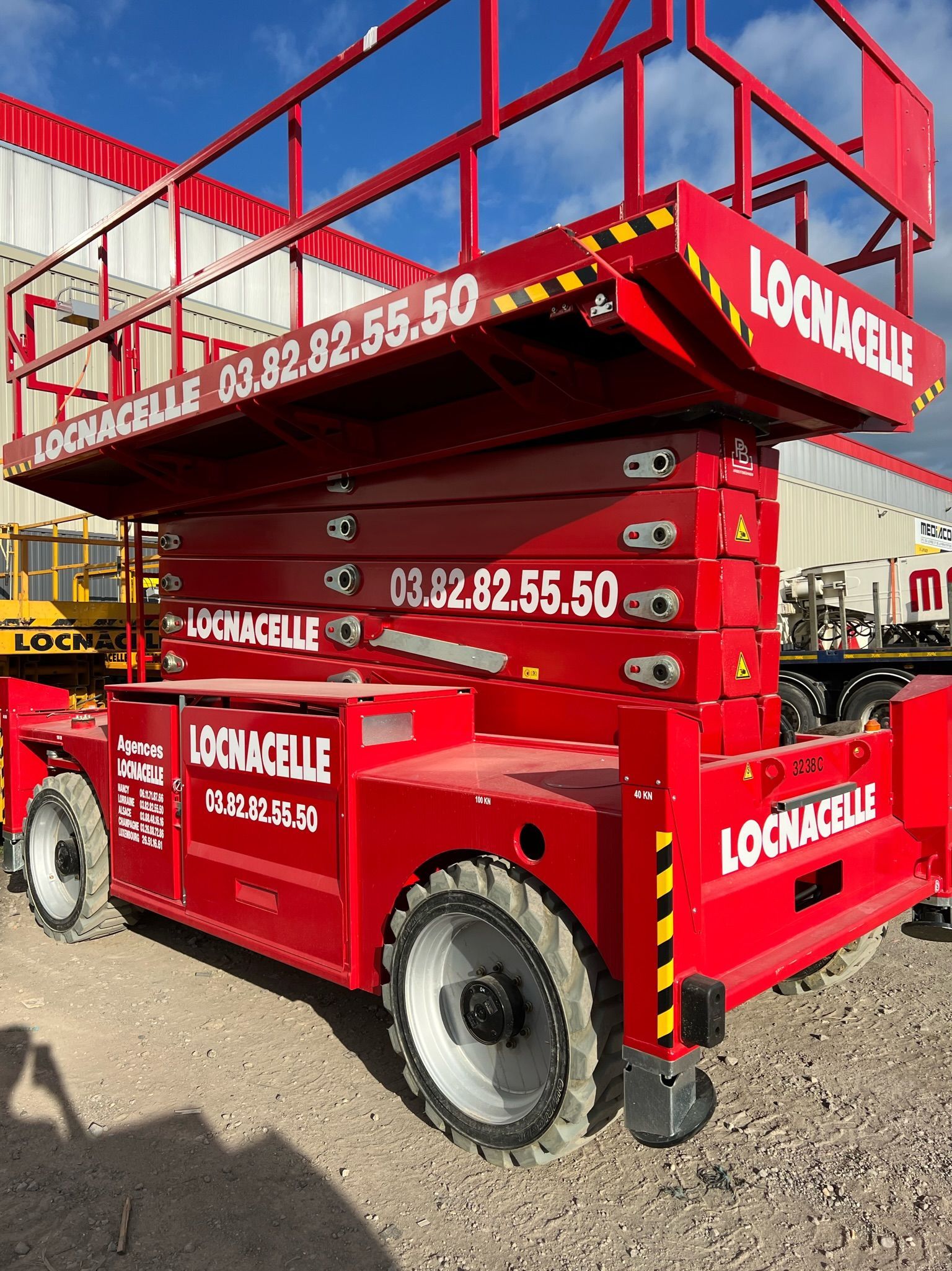 Plateforme sur ciseaux rouge Locnacelle