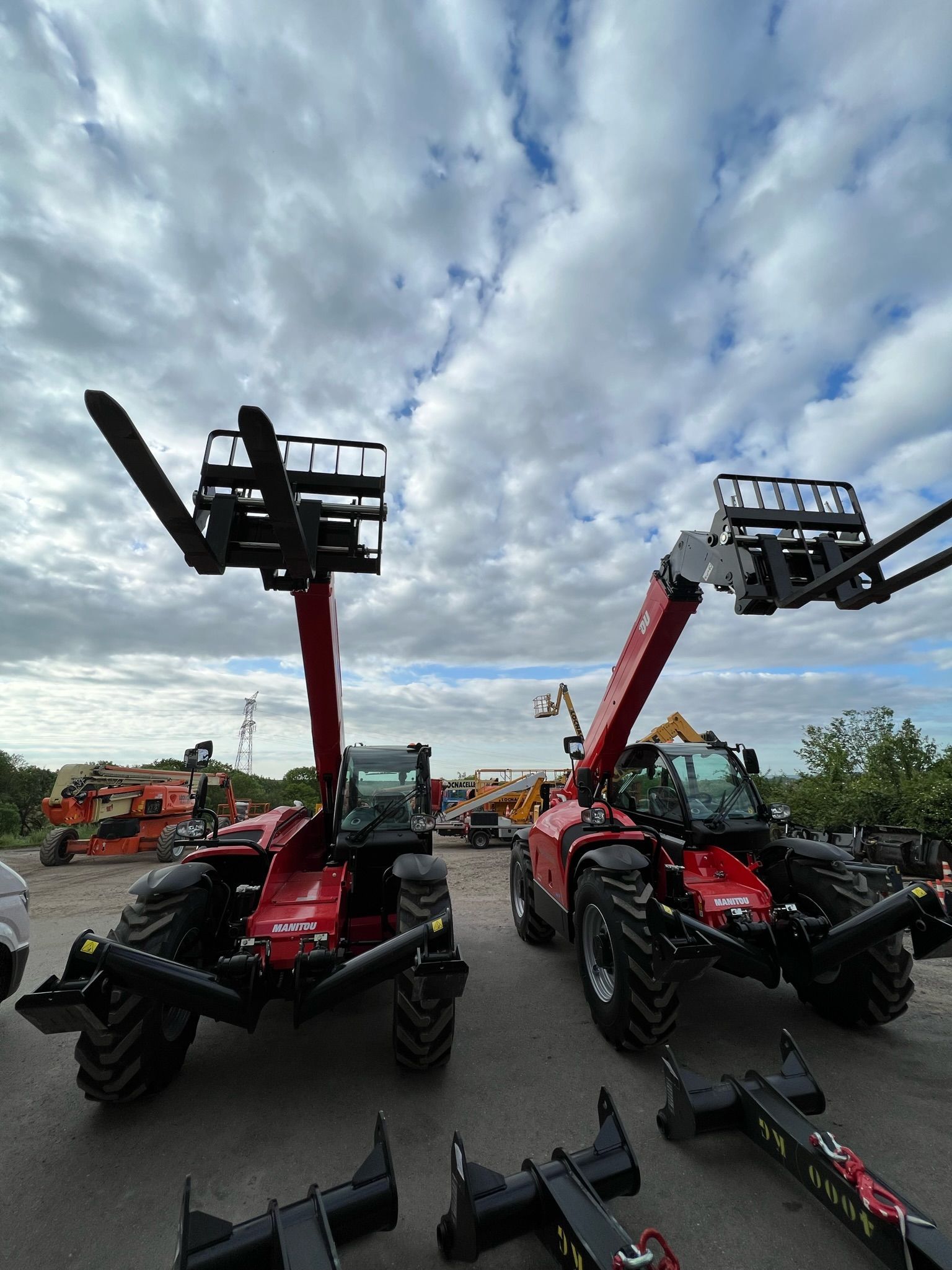 Avant de chariots télescopiques avec griffes relevées