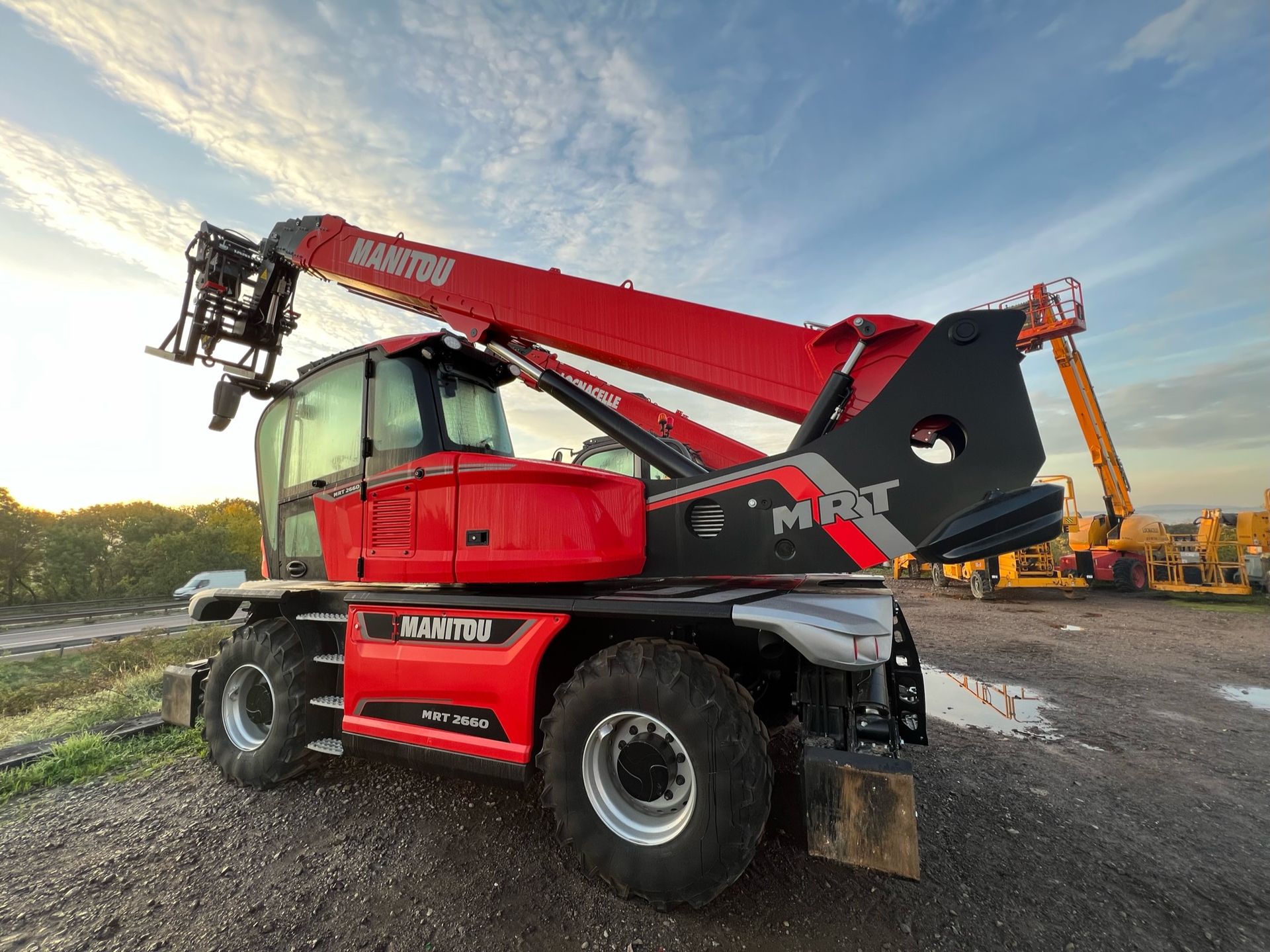 Chariot rouge Manitou en extérieur